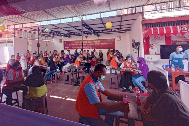Didera Pandemi 2 Tahun, Isak Tangis Keluarga Pembesuk WBP di Lapas Mojokerto