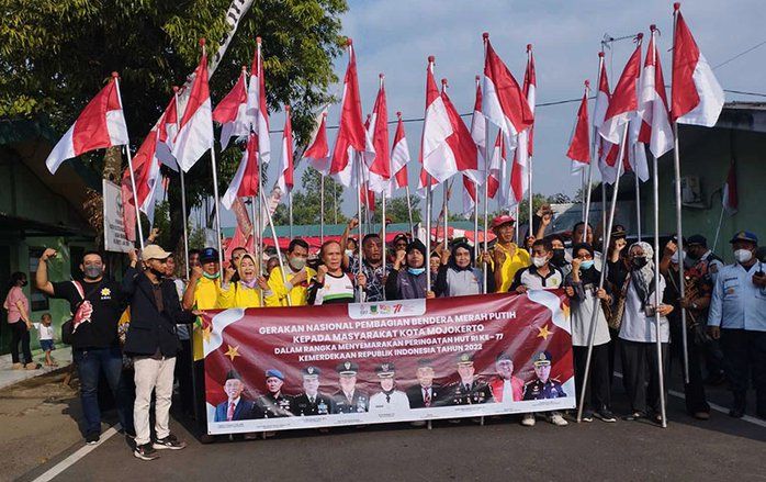 Semarak Kemerdekaan HUT RI ke-77, Kota Mojokerto Gelar Gerakan 10 Juta Bendera Terpasang