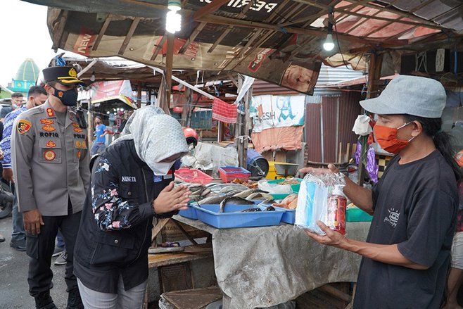 3 Pilar Kota Mojokerto Bagikan Paket Disiplin Prokes ke Pedagang Pasar dan Pusat Pertokoan