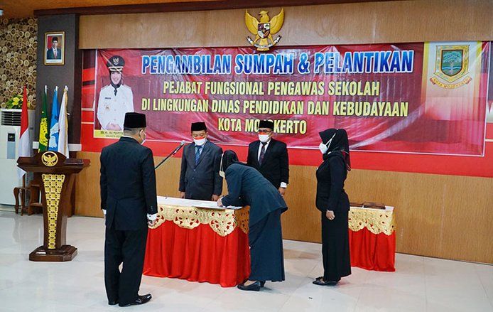 Lantik Pejabat Pengawas Sekolah Ahli Madya, Ini Pesan Ning Ita