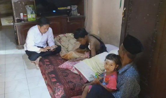 Asyik Bermain Gawai, Bocah 12 Tahun di Mojokerto Disambar Petir