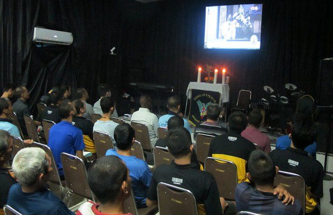 Jalani Ibadah Kebaktian Tri Hari Suci di Penjara, Napi Rutan Surabaya Menangis