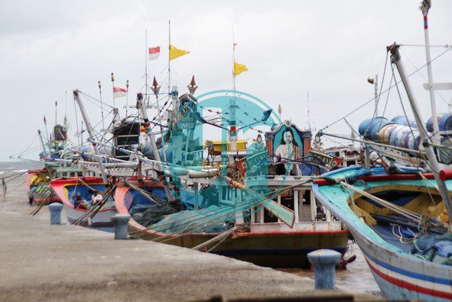 <strong>Cuaca Buruk Hampir Sepekan Nelayan Tak Melaut</strong>