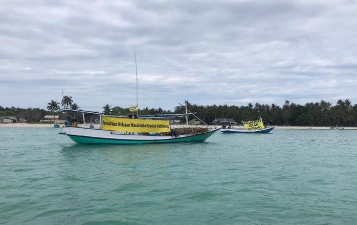 Nelayan Masalembu Pawai di Laut Tolak Cantrang