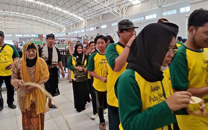 Angon Putu, Nenek di Ponorogo Ajak 48 Cucu hingga Cicitnya Belanja ke Pasar