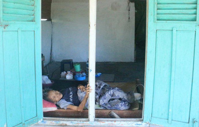 Nenek di Gresik Hidup Sebatang Kara, Lumpuh dan Butuh Perhatian Pemerintah