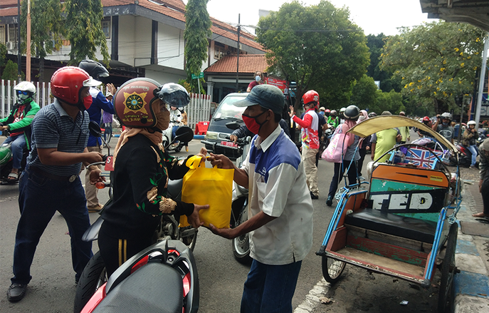 Di Tengah Pandemi Covid-19, Ning Ultah ke-41 Bagikan Masker dan Sembako