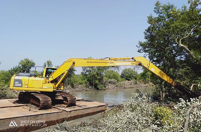 DSDABM Surabaya Lakukan Normalisasi Sungai di Kawasan Mangrove Wonorejo 