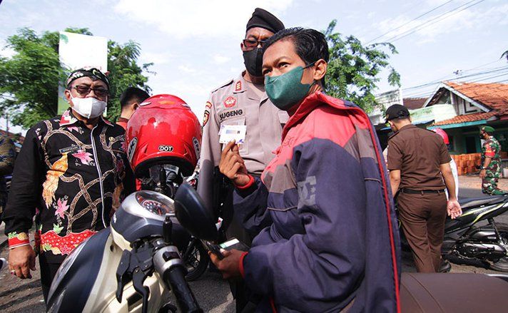Operasi Yustisi, Satgas Covid-19 Situbondo Langsung Ajak Warga Vaksin di Tempat