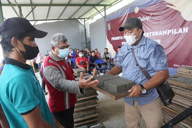 Bulan Padat Karya, 20 MBR Dapat Pelatihan Keterampilan Membuat Paving