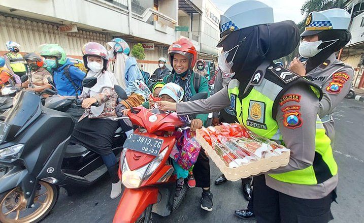 Hari Lalu Lintas, Polresta Mojokerto Bagi Coklat dan Helm