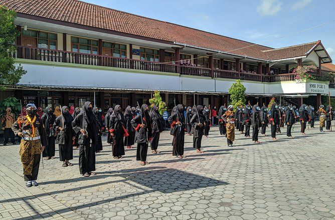 Hari Pahlawan, Sekolah di Ponorogo Berpakaian Ala Prajurit Kerajaan