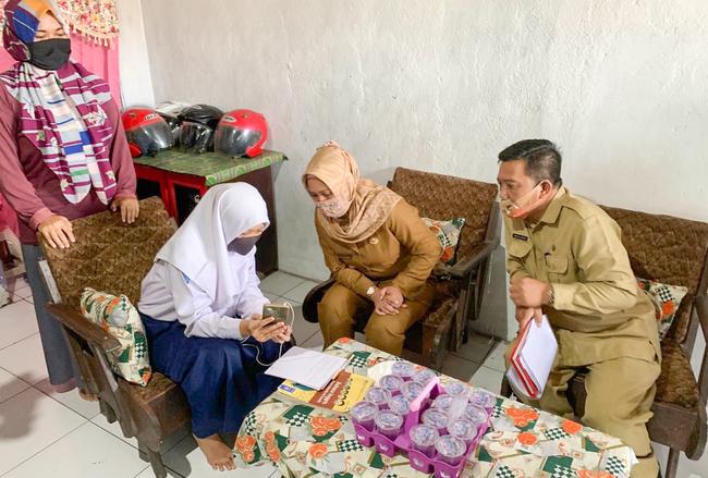 Paket Data Gratis Dibagikan, Ning Ita Tinjau Pembelajaran Daring di Rumah Siswa