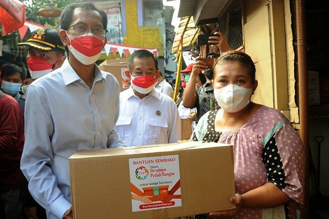 Tanggulangi Pandemi, Seluruh Elemen Surabaya Bergerak Serentak Bagikan Sembako ke Warga