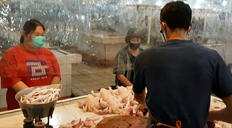 Terapkan Protokol Kesehatan,&nbsp;Puluhan Pasar Tradisional di Surabaya Sudah Dilengkapi Tirai Plastik