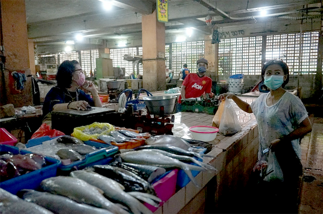 Transaksi Jual Beli di Pasar Wajib Pakai Masker, Uang Disemprot Hand Sanitizer