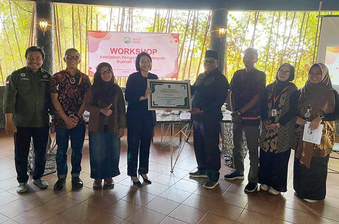 Konsisten Dampingi Pengelolaan Sampah, CCEP Indonesia Terima Penghargaan Bupati Pasuruan