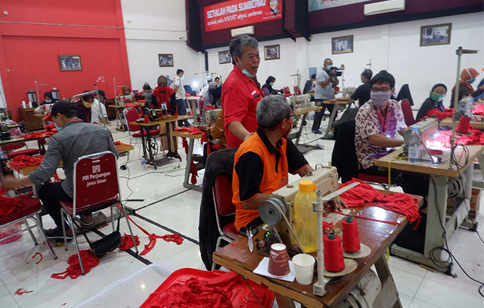 DPD PDIP Jatim Ubah Kantor Jadi Konveksi Masker dan Bengkel Las Wastafel Portable