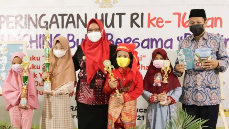 Pelajar SD di Gresik Buat Buku Surat Kecil untuk Bupati Gresik