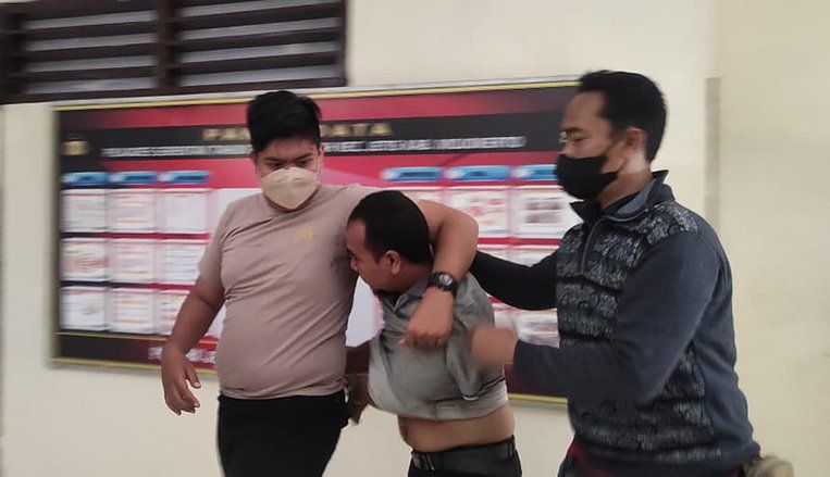 Tidak Butuh Waktu Lama, Pelaku Perampok Toko Emas Mojokerto Ditangkap di Tengah Hutan