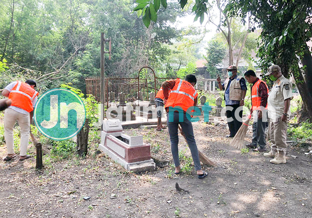 Tidak Pakai Masker, Pelanggar di Gresik Bersihkan TPU