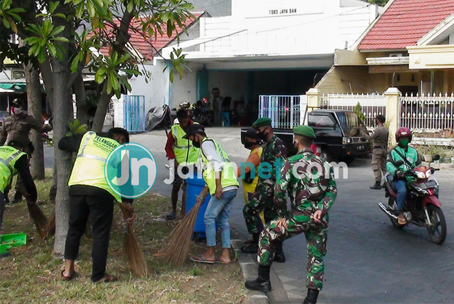 Tak Pakai Masker, 171 Pelanggar di Gresik Kena Sanksi Bersihkan Fasilitas Umum