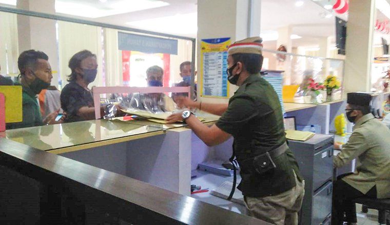Gunakan Kostum Pejuang, Cara Samsat Ponorogo Peringati HUT RI di Tengah Pandemi