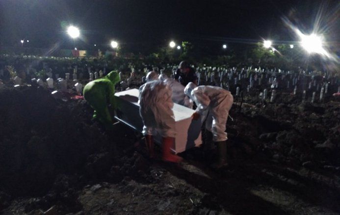 Di Balik Bekerja Tanpa Pamrih, Ini Kisah Petugas Pemakaman Jenazah Covid-19 di Surabaya