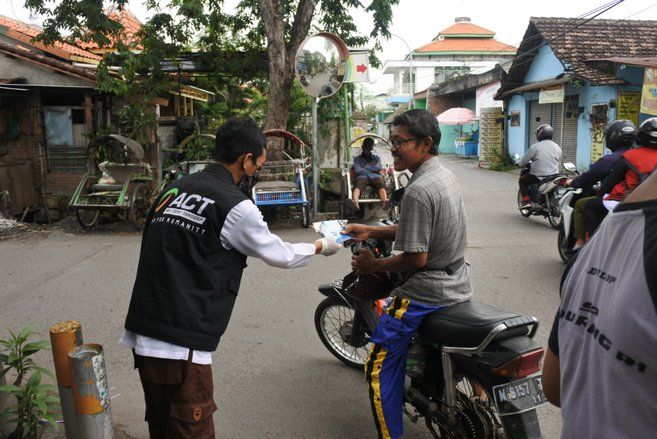 ACT Jawa Timur Bagikan Masker Kain Untuk Masyarakat Surabaya