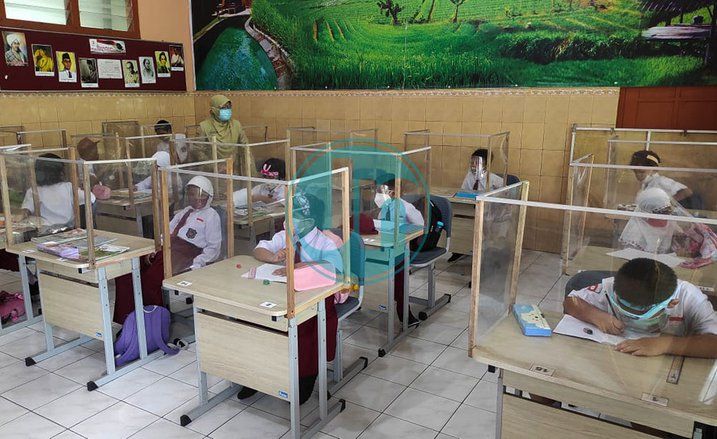 Satu Tahun Daring, Ini Keseruan Hari Pertama Sekolah Tatap Muka