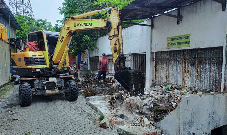 Normalisasi Saluran, Sampah Menyumbat jadi Penyebab Genangan di Kelurahan Gading