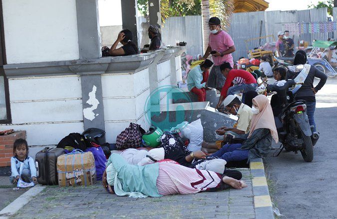 Ratusan Pemudik Tujuan Pulau Ra&rsquo;as Madura Tertahan di Pelabuhan Jangkar Situbondo