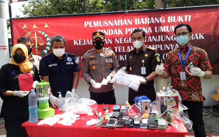 Kejari Tajung Perak Surabaya Musnahkan 1,8 Kilogram Sabu-sabu