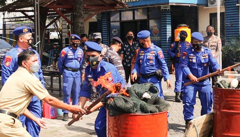 HUT ke 71 Polairud Gresik Musnahkan Jaring Trawl Hasil Tangkapan