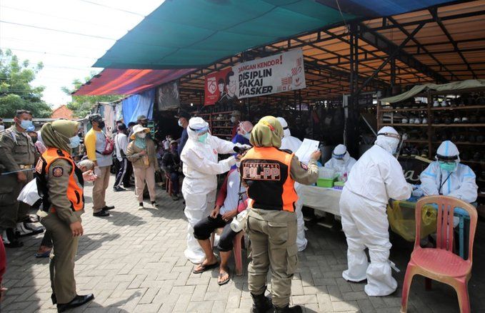 Cegah Meluasnya Covid-19 di Surabaya Tim Swab Hunter Gencar Sasar Pedagang