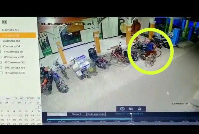 Menyaru Jadi Jemaah, Pria di Mojokerto Terekam CCTV Curi Sepeda Dikejar Anak-anak
