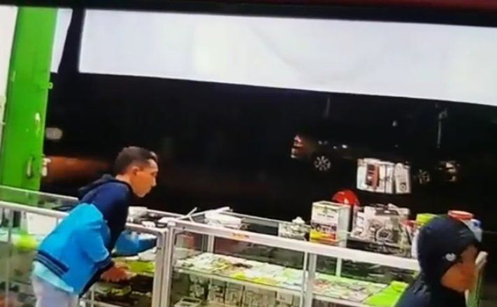 Pencuri Ponsel di Probolinggo Terekam CCTV, Pelaku Kembalikan Hasil Curian Lewat Tukang Ojek