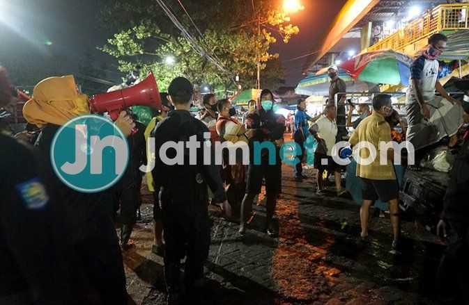 Memutus Mata Rantai Covid-19,&nbsp;Penertiban Masker di Pasar Tradisional Dilakukan Siang dan Malam