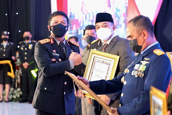 HUT Bhayangkara ke-76, Wali Kota Eri Cahyadi Terima Dua Penghargaan