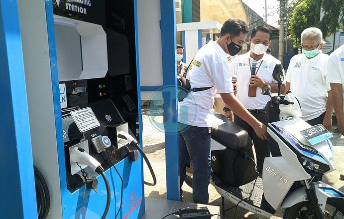 PLN UP3 Ponorogo Gratiskan Pengisian Kendaraan Listrik di SPKLU