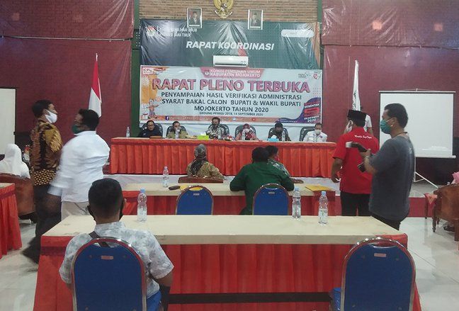 KPU Kabupaten Mojokerto Kembalikan Berkas Tiga Bapaslon