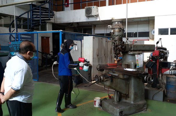 Perangi Virus Corona ITS Semprotkan Disinfektan