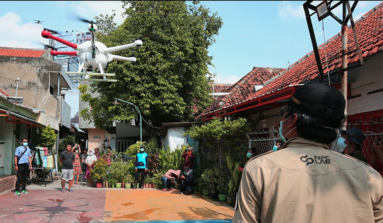 Cegah COVID-19, Jalanan dan Kampung Disemprot Disinfektan Dengan Drone