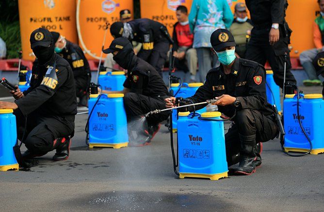 Cegah COVID-19, 300 Alat Penyemprot Disinfektan di Surabaya Dibagikan ke Tingkat Kecamatan
