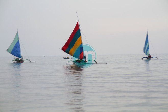 Sensasi Menikmati Perahu Layar di Objek Wisata Pasir Putih Situbondo