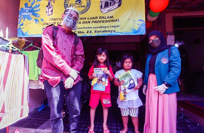 Kurangi Bosan Pelajar di Surabaya, 450 Buku Dibagikan Secara Gratis