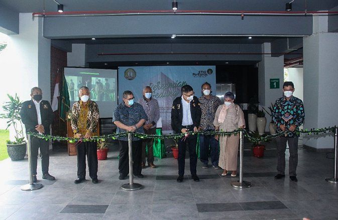 Gedung C STIE Perbanas Surabaya Berkonsep Green Energy