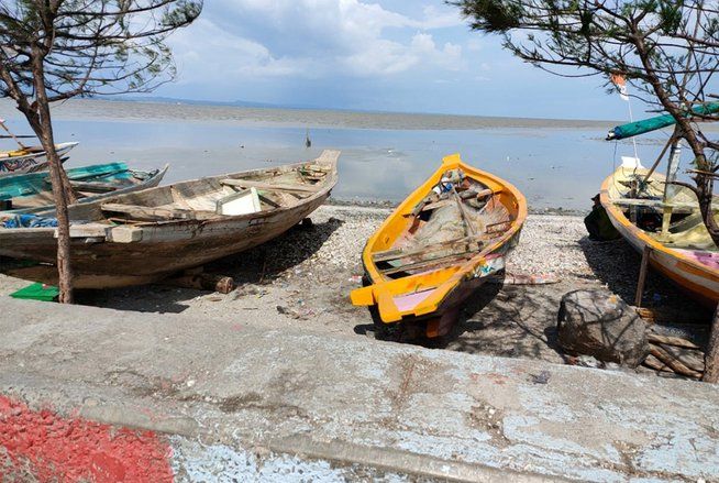 Diterjang Gelombang Pasang, BPB Linmas dan DKPP Bantu Perbaiki Perahu Nelayan yang Rusak