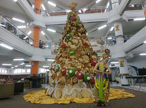 Usung Tema Nusantara, Pohon Natal Perkakas Bambu Miliki Filosofi Menarik