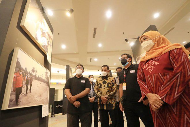 Pewarta Foto Indonesia Surabaya Berdonasi Korban Semeru Lewat Kreasi Bingkai Foto